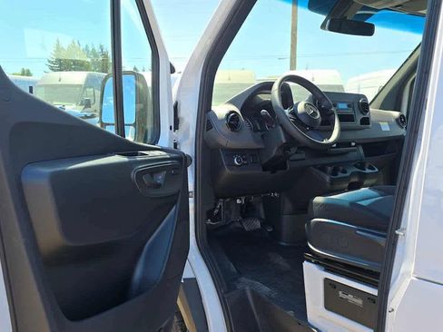 Used 2025 Mercedes-Benz Sprinter 2500 image 22
