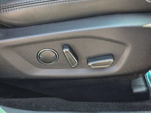 Used 2017 Ford Explorer XLT w/ Equipment Group 202A AWD/4WD image 18