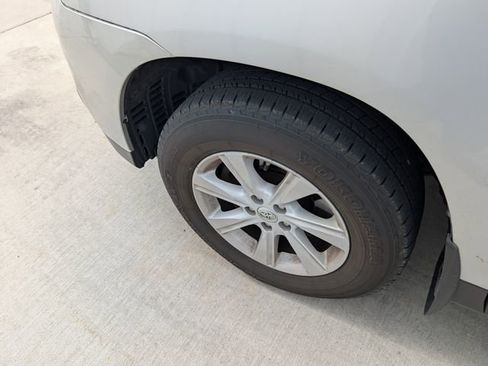 Used 2012 Toyota Highlander SE w/ Tow Pkg FWD image 8