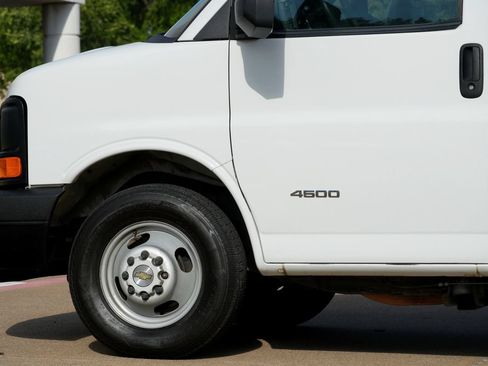 Used 2015 Chevrolet Express 4500 RWD image 25