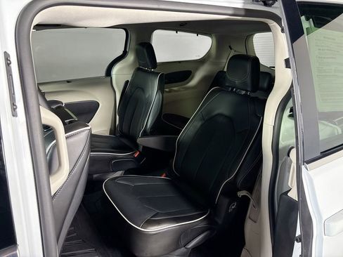 Used 2023 Chrysler Pacifica Limited w/ Uconnect Theater Family Group image 20