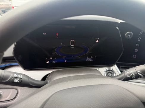 Used 2025 Chevrolet Trax LT FWD image 19