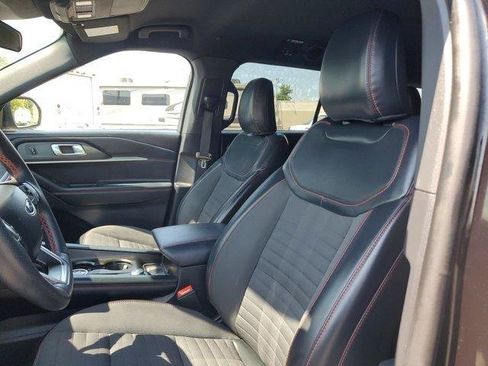 Used 2025 Ford Explorer ST-Line w/ ST-Line Street Pack AWD/4WD image 16