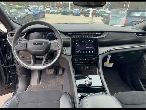 Used 2023 Jeep Grand Cherokee Altitude image 7