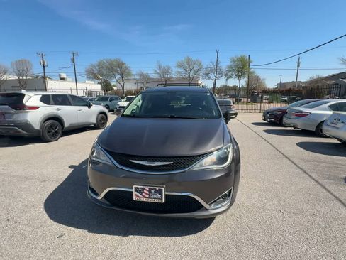 Used 2019 Chrysler Pacifica Touring-L image 3