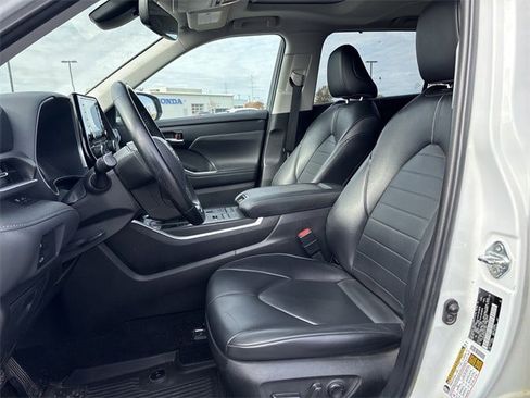 Used 2022 Toyota Highlander XLE image 9