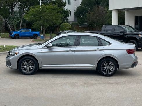 Used 2024 Volkswagen Jetta SE FWD image 3