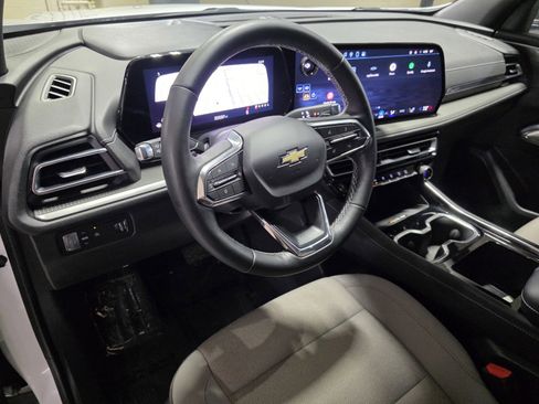 Used 2025 Chevrolet Traverse LT image 23