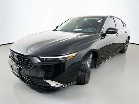 Used 2025 Honda Accord Touring image 3