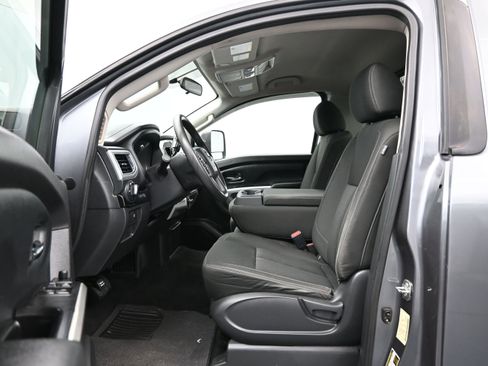 Used 2017 Nissan Titan SV AWD/4WD image 9