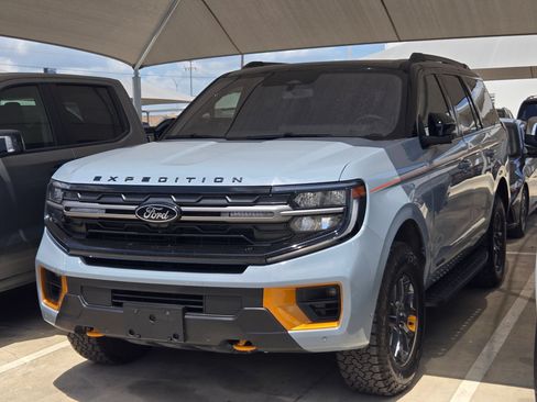 Used 2025 Ford Expedition Tremor AWD/4WD image 3