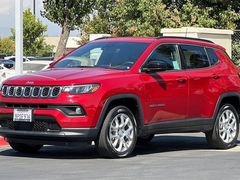 Used 2024 Jeep Compass Latitude image 8