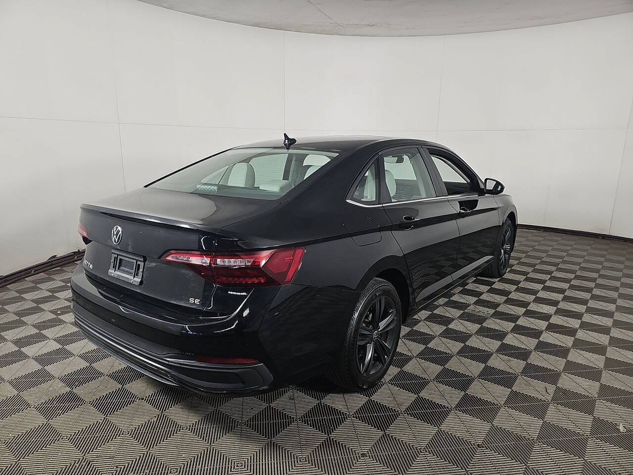 Used 2023 Volkswagen Jetta SE w/ Panoramic Sunroof Package FWD image 2