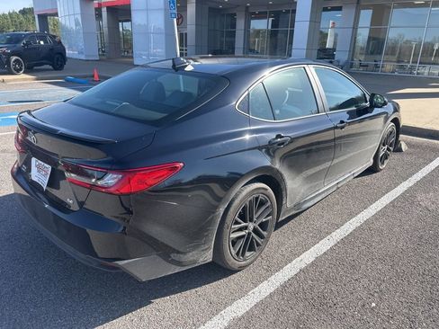 Used 2025 Toyota Camry SE image 4