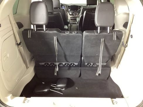 Used 2024 Chrysler Pacifica Limited FWD image 24