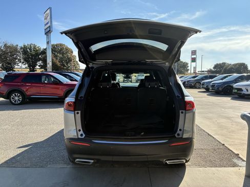Used 2024 Buick Enclave Premium image 11