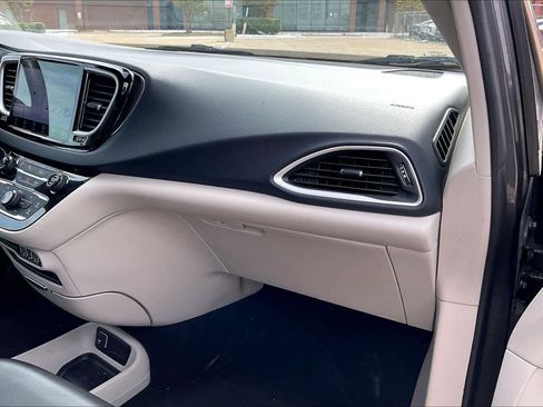 Used 2023 Chrysler Pacifica Touring-L image 23