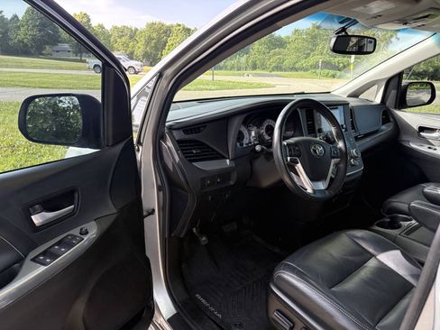 Used 2017 Toyota Sienna SE w/ SE Preferred Package FWD image 11