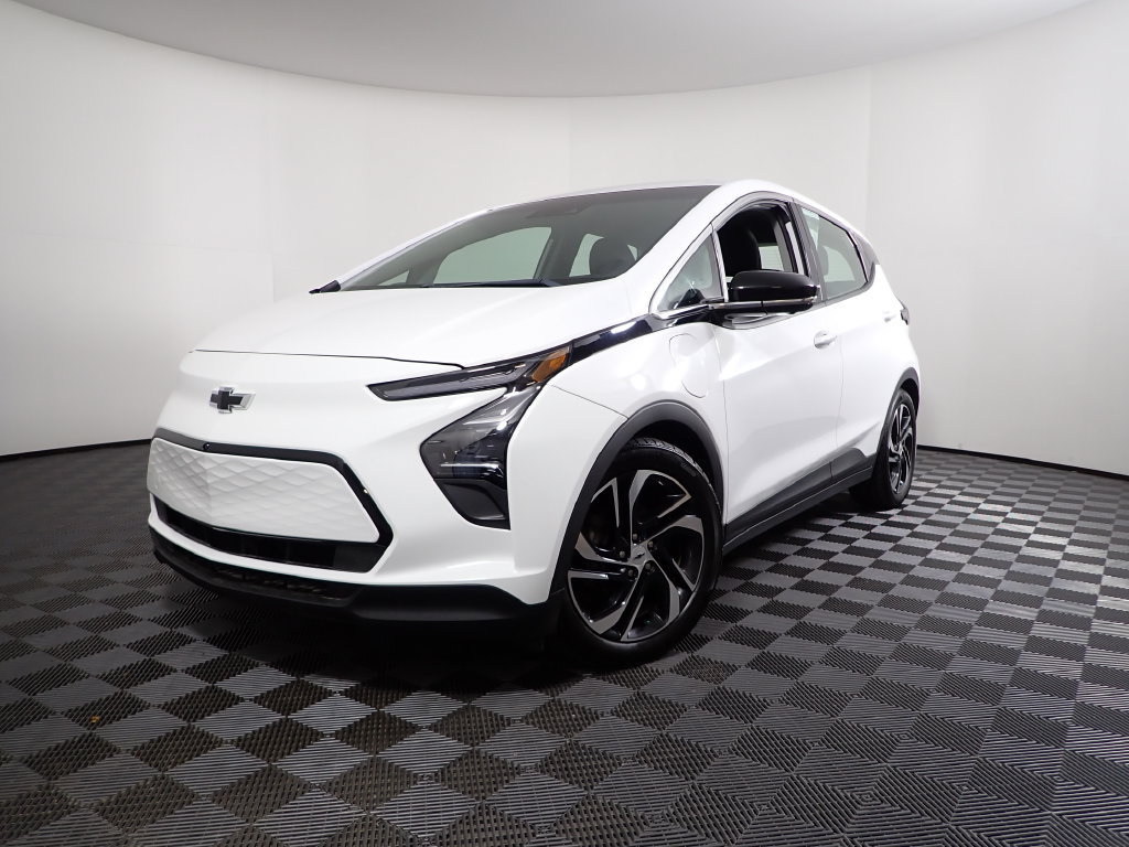 Used 2022 Chevrolet Bolt LT w/ Infotainment Package FWD image 2