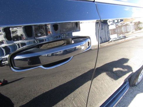 Used 2022 GMC Yukon XL SLE image 37