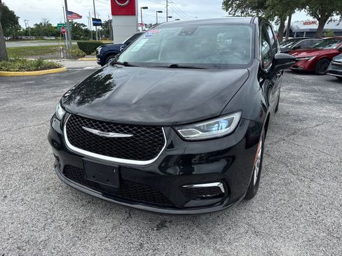 Used 2023 Chrysler Pacifica Touring-L FWD image 4