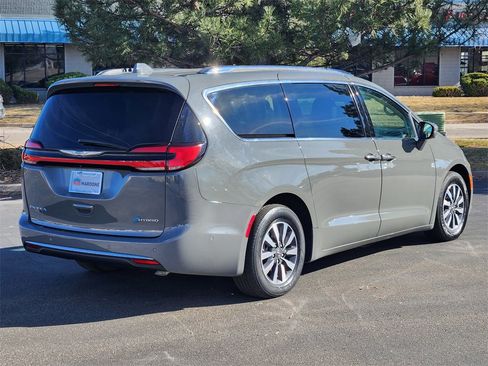 Used 2021 Chrysler Pacifica Touring-L image 4