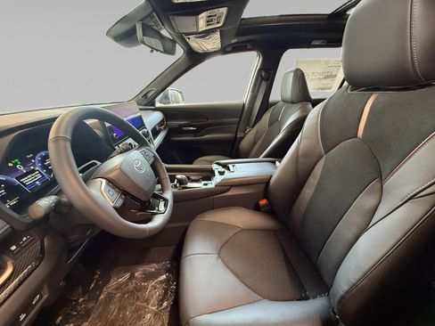 New 2026 Toyota Grand Highlander Hybrid MAX Platinum image 9