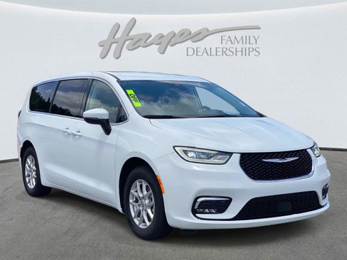 Used 2023 Chrysler Pacifica Touring-L FWD image 1