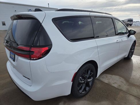 New 2026 Chrysler Pacifica Limited w/ S Appearance Package image 8