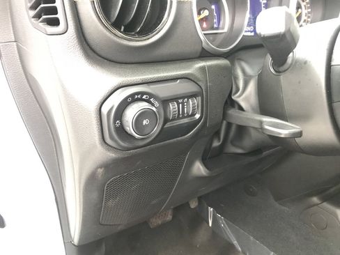 Used 2022 Jeep Wrangler Unlimited Sahara AWD/4WD image 10