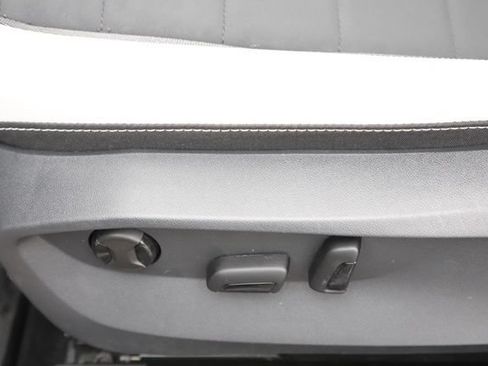 Used 2025 Volkswagen Taos SE AWD/4WD image 14