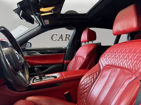 Used 2018 BMW M760i xDrive image 9