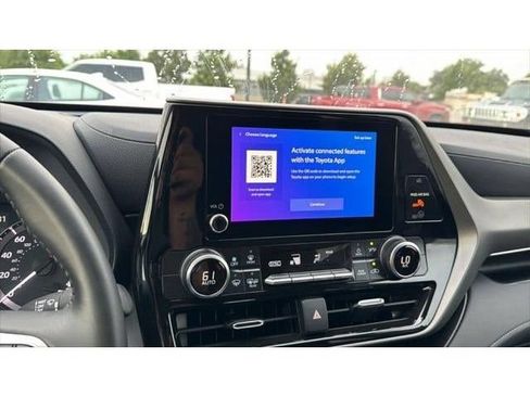 Certified 2025 Toyota Highlander LE FWD image 28