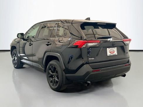 Used 2022 Toyota RAV4 LE FWD image 6