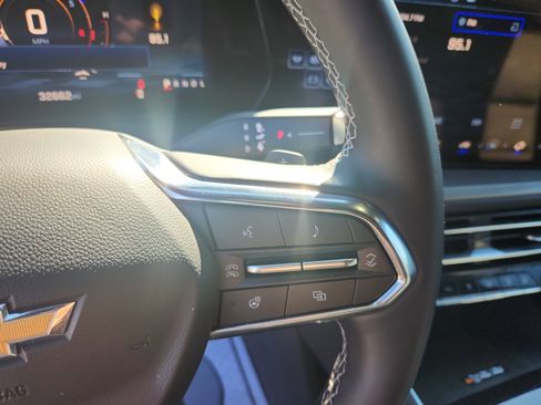 Used 2025 Chevrolet Traverse LT image 30