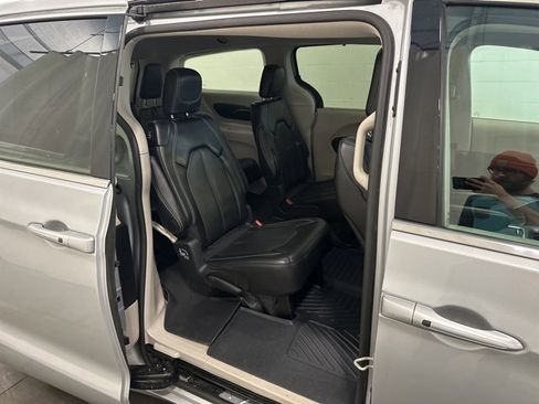 Used 2024 Chrysler Pacifica Touring-L image 13