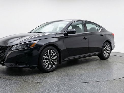 Used 2025 Nissan Altima 2.5 SV FWD image 3