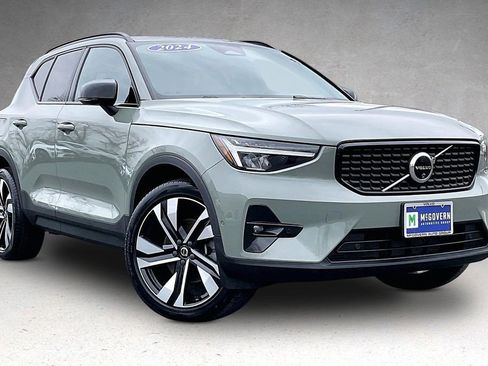 Certified 2024 Volvo XC40 B5 Plus w/ Climate Package AWD/4WD image 3