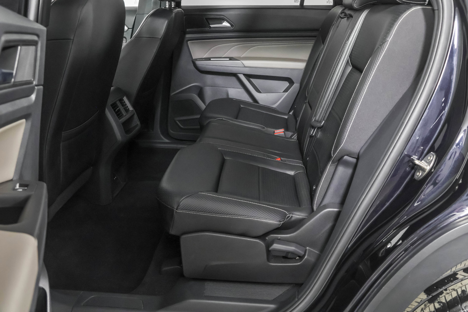 Used 2023 Volkswagen Atlas Cross Sport SE w/ Black Wheel Package AWD/4WD image 35