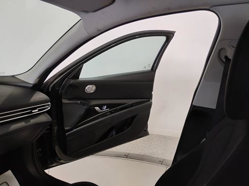 Used 2021 Hyundai Elantra SE FWD image 30