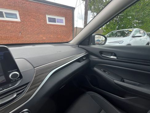 Used 2025 Nissan Altima 2.5 SV FWD image 34