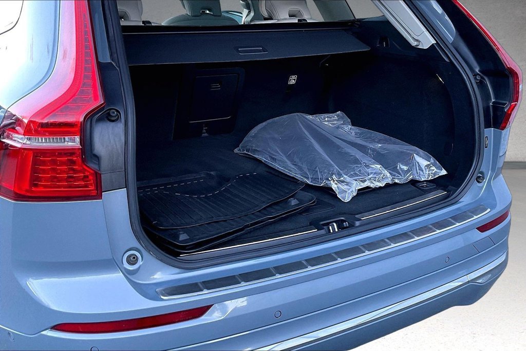 Used 2023 Volvo XC60 B5 Plus AWD/4WD image 5
