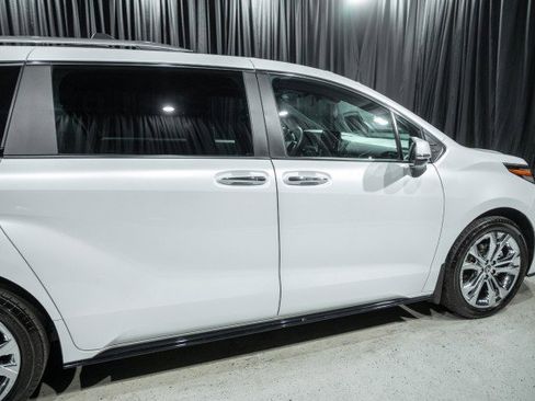 Used 2024 Toyota Sienna Platinum image 4