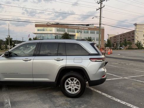 Used 2023 Jeep Grand Cherokee Laredo AWD/4WD image 8