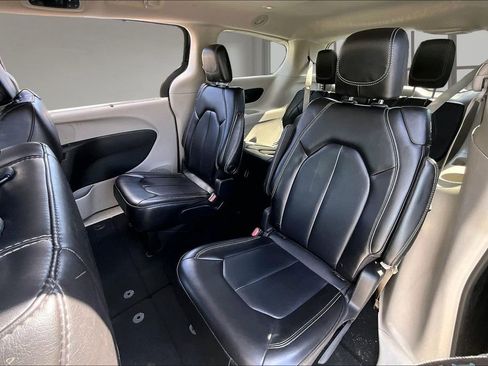 Used 2023 Chrysler Pacifica Touring-L FWD image 21