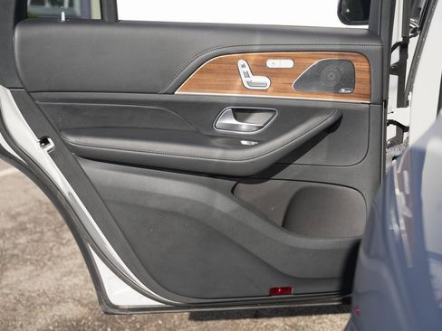 Used 2024 Mercedes-Benz GLS 580 4MATIC image 33