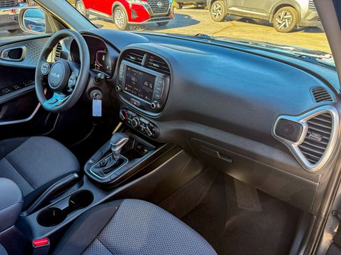Used 2025 Kia Soul LX FWD image 18