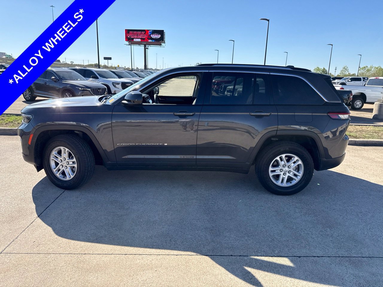 Used 2023 Jeep Grand Cherokee Laredo AWD/4WD image 3