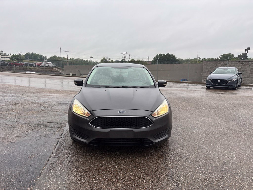 Used 2016 Ford Focus SE FWD image 2