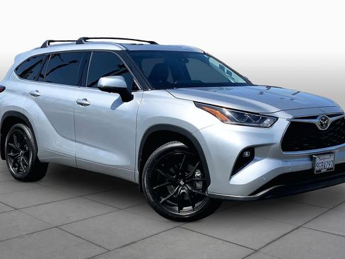 Used 2023 Toyota Highlander Limited FWD image 2